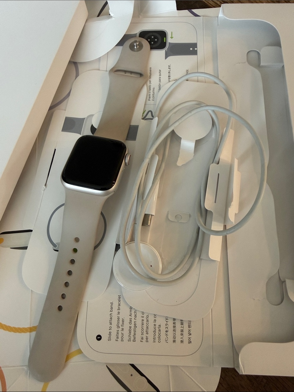 Apple Watch SE Gen 2 40mm  Smartwatch Gray Sport Band - Picture 2 of 6